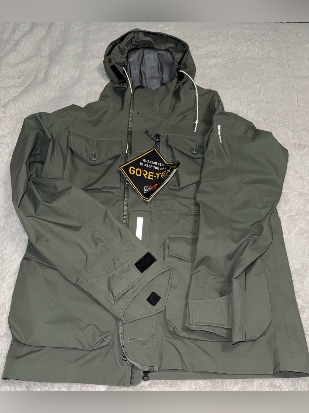 GORE-TEX Men's Hooded Raincoat in Olive